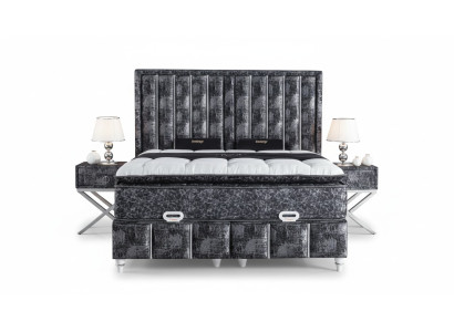 Schwarzes Bett mit Matratze und zwei Nachttischen im Schlafzimmermöbel-Set