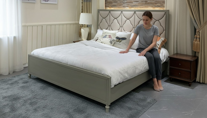 Premium-Doppelbett im klassischen Design mit beiger Lederausstattung 