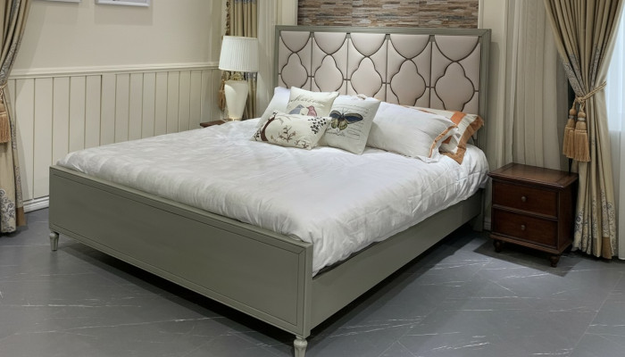 Premium-Doppelbett im klassischen Design mit beiger Lederausstattung 