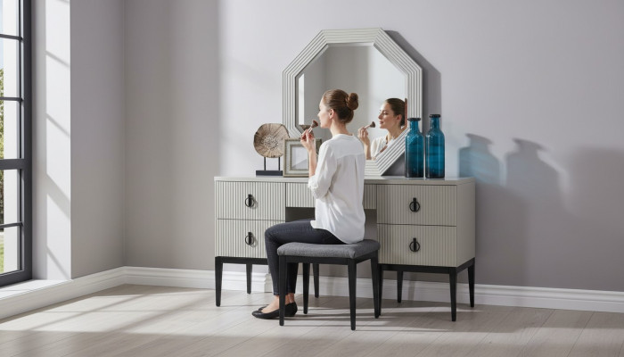 Schminktisch mit Spiegel Grauer Schlafzimmer Design Konsol Hocker Neu
