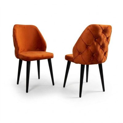 Gepolsterter Holzstuhl orange Chesterfield auf schwarzen Beinen das Esszimmer