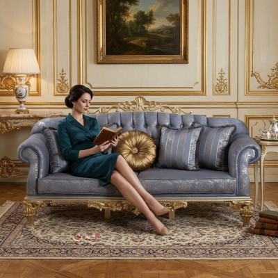 Anspruchsvolles klassisches Sofa im Chesterfield-Design für das Wohnzimmer mit goldenen Kissen