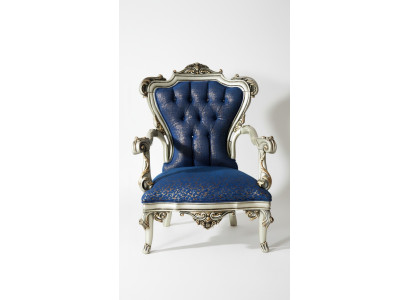 Ein fabelhafter Sessel im klassischen Stil in Blau mit dekorativen Mustern