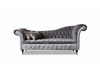 Ein luxuriöses, klassisches Sofa im Chesterfield-Stil in einem satten Silberton