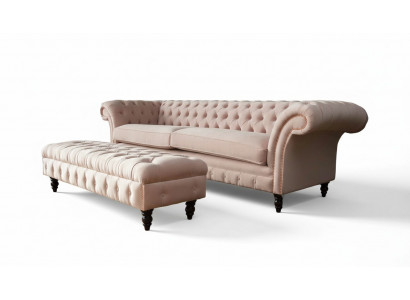 Ein luxuriöses, rosafarbenes Viersitzer-Sofa im Chesterfield-Design, inklusive Sitzkissen 