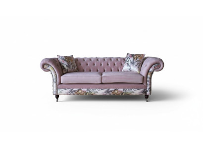 Ein lebhaftes Dreisitzer-Sofa aus Chesterfield mit zartem rosa Blumenmuster 