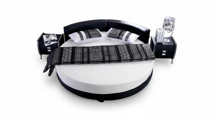 Schwarzes rundes Bett mit modernem Design, eleganten Details und Sofa