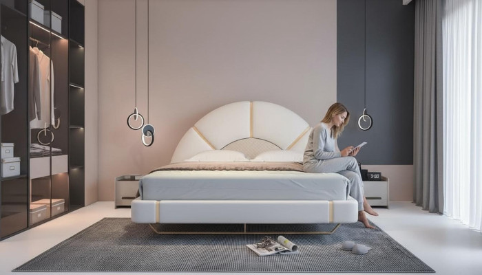 Luxuriöses Bett mit goldenen Akzenten, modernes Design, halbkreisförmiges Kopfteil des Schlafzimmers