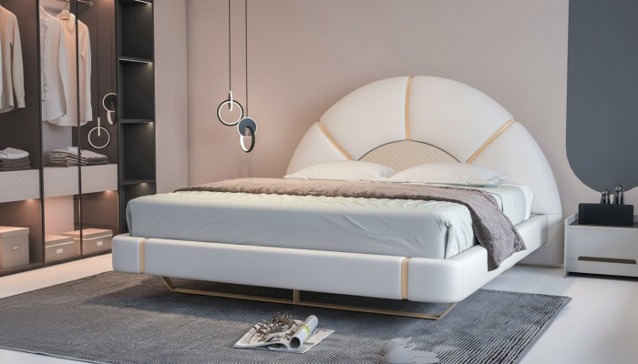 Luxuriöses Bett mit goldenen Akzenten, modernes Design, halbkreisförmiges Kopfteil des Schlafzimmers