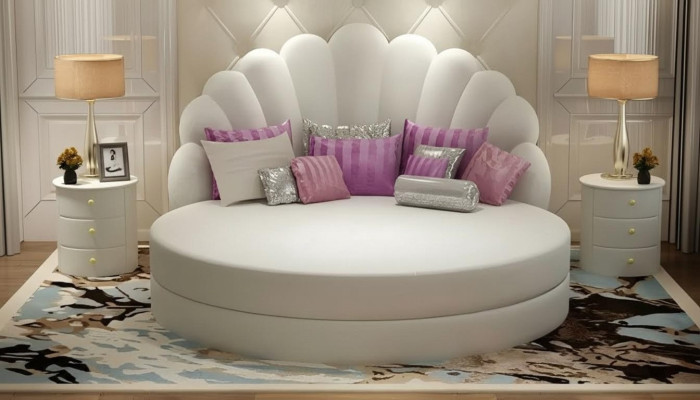 Elegantes rundes weißes Polsterbett mit Muschel-Design, gepolstert – lilafarbene-silberfarbene Akzente, modernes Schlafzimmer