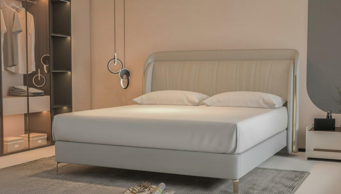 Modernes luxuriöses Bett in grauer Farbe mit elegantem goldenen Kopfteil
