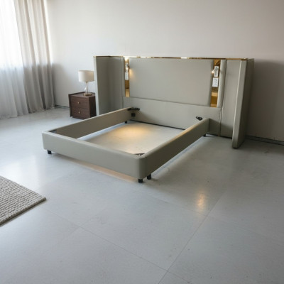 Luxuriöses Design-Bett in Beige mit LED-Beleuchtung, goldenem Rahmen und modernem Kopfteil