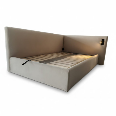 Beiges gepolstertes Bett im modernen Hoteldesign mit LED-Beleuchtung und luxuriösem Eckkopfteil