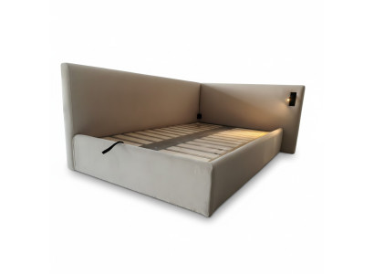 Beiges gepolstertes Bett im modernen Hoteldesign mit LED-Beleuchtung und luxuriösem Eckkopfteil