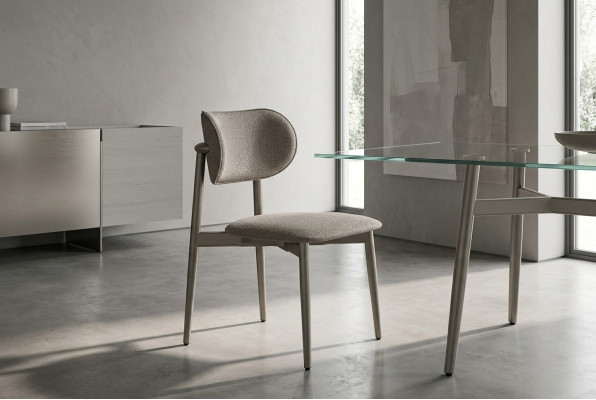 Beiger Textilstuhl im eleganten Stil für Wohnzimmer und Esszimmer