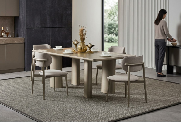 Eleganter Beiger Esstisch mit Holzbeinen und 4 Textilstühlen