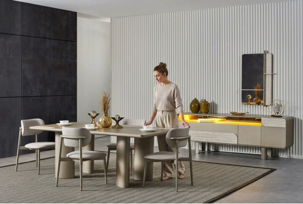 Elegantes Esstisch-Set aus Holz in Beige mit Stühlen und Konsole