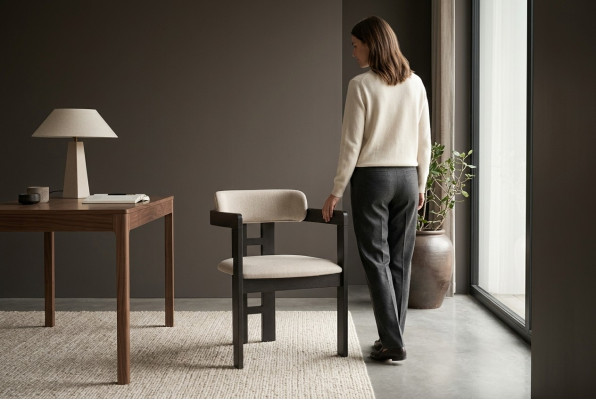 Eleganter brauner Stuhl aus Holz und Textil im modernen Design
