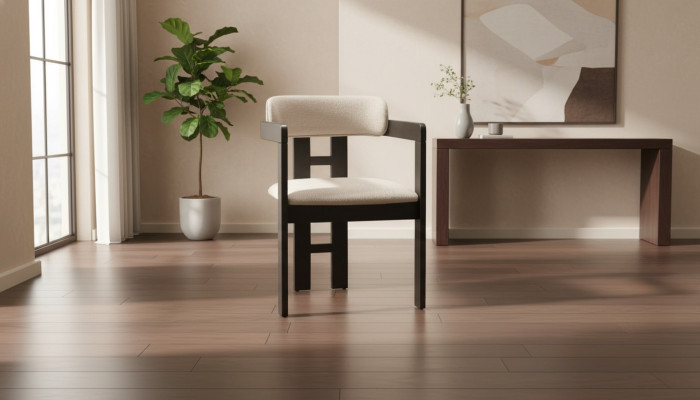 Eleganter brauner Stuhl aus Holz und Textil im modernen Design