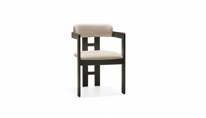 Eleganter brauner Stuhl aus Holz und Textil im modernen Design