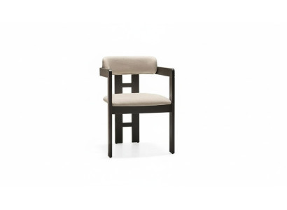 Eleganter brauner Stuhl aus Holz und Textil im modernen Design