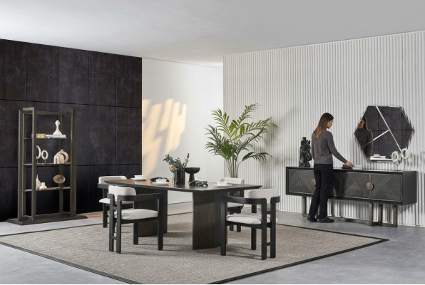 Eleganter Esstisch aus Holz in Braun mit 4 Stühlen, Konsole