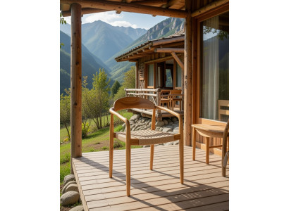 Stilvoller Gartenstuhl aus Holz mit ergonomischen Armlehnen