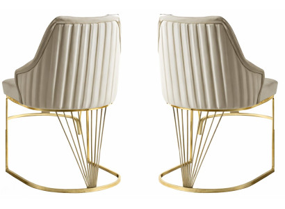 Zwei elegante Stühle mit goldenen Akzenten und luxuriösem Design