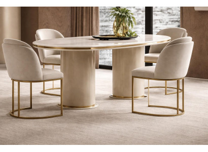 Eleganter Esstisch mit goldenen Akzenten und modernen Stühlen