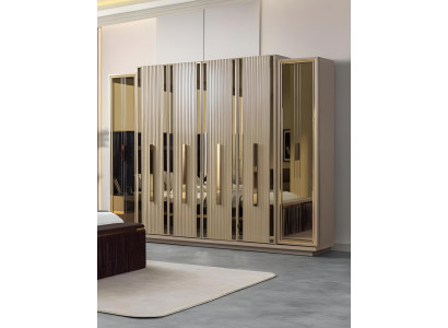 Großzügiger Kleiderschrank mit Spiegel und goldenen Akzenten im Design