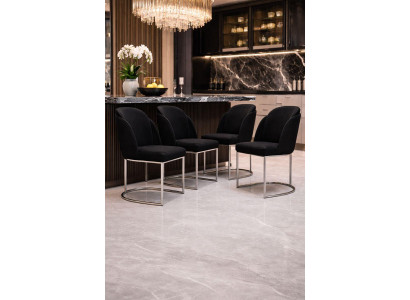 Vier moderne schwarze Essstühle mit Metallgestell und Komfortpolster