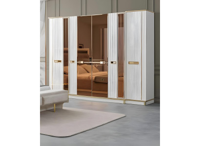 Stilvoller Kleiderschrank in Weiß mit Spiegeln und goldenen Details