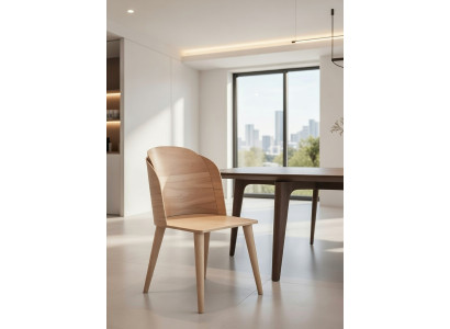 Stuhl aus Naturholz mit ergonomischer Rückenlehne und stabiler Basis