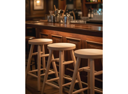 Eleganter Barhocker aus Holz für moderne Räume und gemütliche Bars