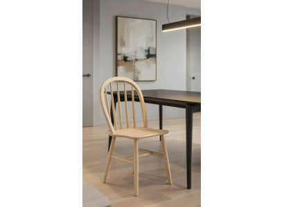 Ergonomischer Holzstuhl für komfortables Sitzen im Esszimmerbereich