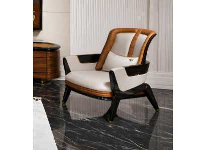 Eleganter Sessel mit goldverzierten Akzenten und hochwertigem Stoff