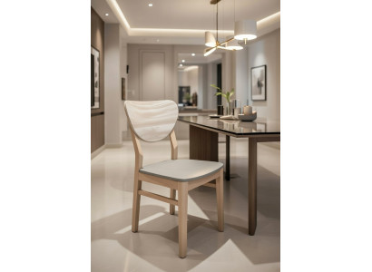 Bequemer Holzstuhl mit weißer Sitzfläche für Esszimmer