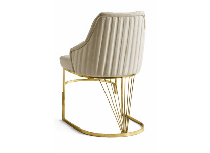 Eleganter Stuhl mit cremefarbener Stoffpolsterung und Goldakzenten