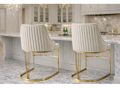 Elegante Stühle mit cremefarbener Polsterung und goldenen Akzenten