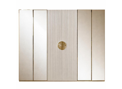 Eleganter Kleiderschrank mit goldenen Medaillons und Spiegeln