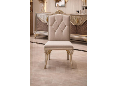 Beige Esszimmerstuhle mit eleganter Knopfheftung und goldenen Details