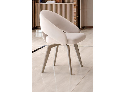 Bequemer Stuhl mit ergonomischer Form und elegantem Design