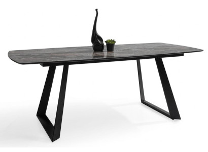 Stilvoller Esstisch aus hochwertigem Holz im modernen Design