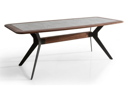 Moderner Esstisch aus robustem Holz mit elegantem Design