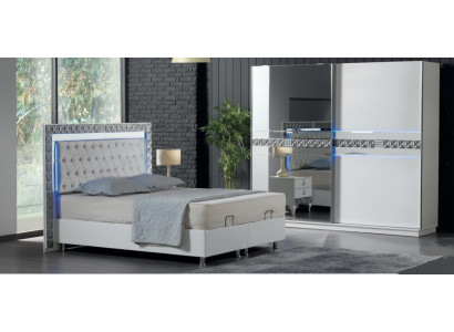 Schlafzimmer-Set mit Bett und geräumigem Kleiderschrank