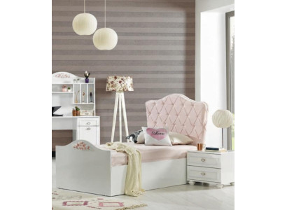 Stilvolles Schlafzimmer-Set mit Bett und Nachttisch