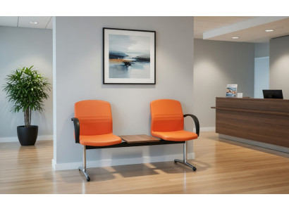 Orange 2 Sitzer Stuhl Bank mit Armlehnen und Tisch