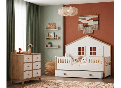 Skandinavisches Kinderbett mit Hausform und passendem Kommode-Set