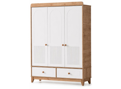 Skandinavischer Kleiderschrank aus hellem Holz mit weißen Paneeltüren