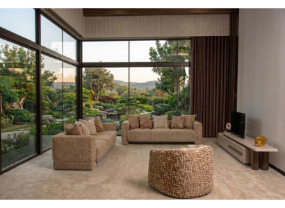 Elegante Wohnkombination Beige Sofas Sessel TV-Lowboard Zeitlos Stil